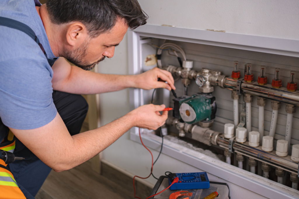 Haustechnik im Einsatz – Wartung der Heizungsanlage.