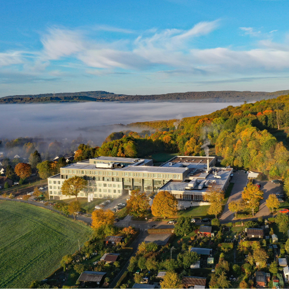 Luftaufnahme der Fachklinik Weserland eingebettet in die Landschaft des Weserberglandes